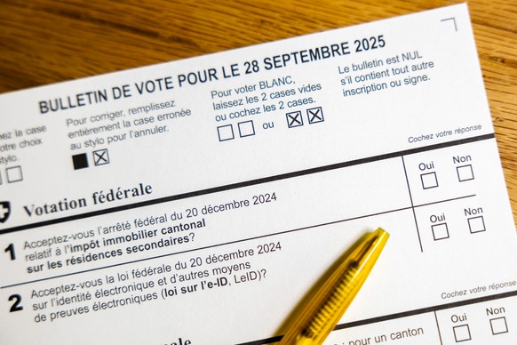 Un bulletin de vote pour les votations federales et cantonales du 28 septembre est photographie, ce jeudi 11 septembre 2025 a Geneve. Les citoyens suisses et genevois voteront sur deux objets federaux ...