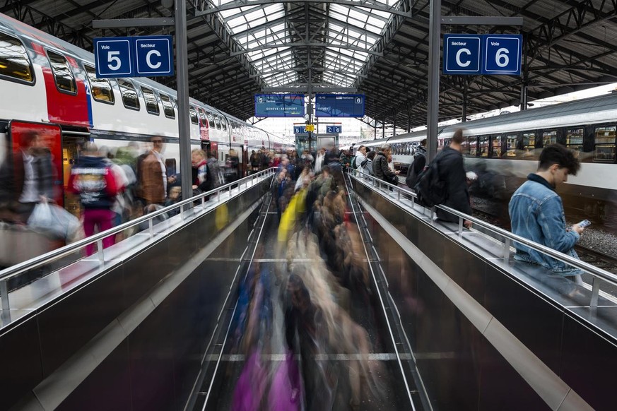 Des voyageurs et des pendulaires circulent sur un quai devant un train CFF SBB ce mercredi 14 novembre 2018 dans la gare de Lausanne. (KEYSTONE/Jean-Christophe Bott)