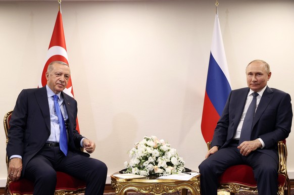 epa10080233 A handout photo made available by the Turkish Presidential Press Office shows Russian President Vladimir Putin (R) and Turkish President Recep Tayyip Erdogan (L) during their meeting in Te ...