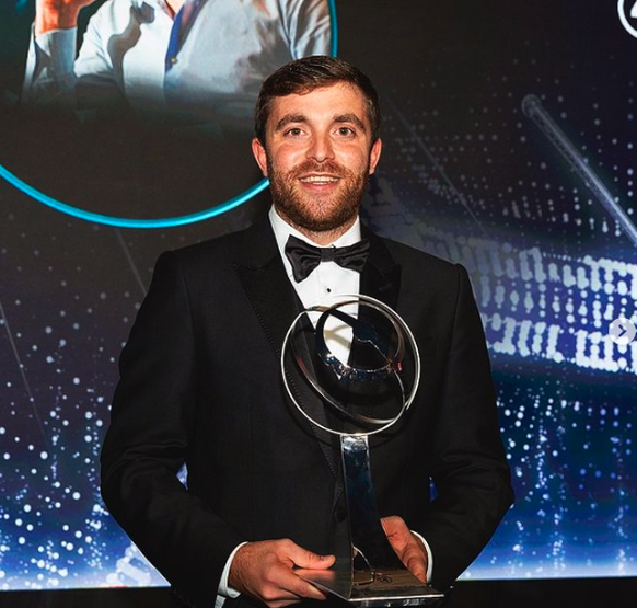 Fabrizio Romano a reçu plusieurs prix, dont celui du «Meilleur journaliste football 2022».