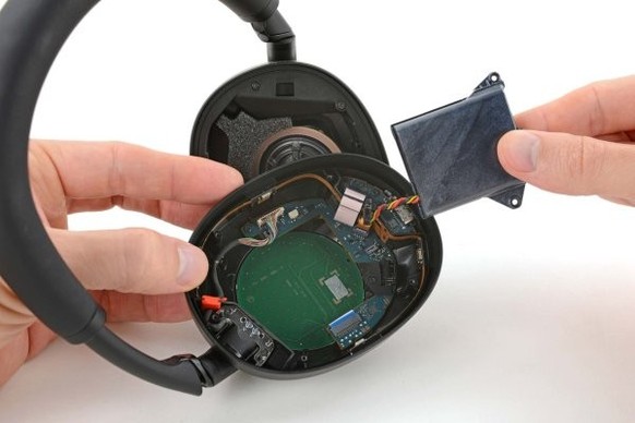 Sony WH-1000XM6 (2025): une conception largement modulaire – port de charge, batterie (photo), haut-parleurs et arceau sont tous remplaçables individuellement.