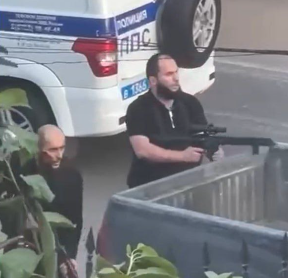 Des images des assaillants défilent sur les réseaux sociaux.