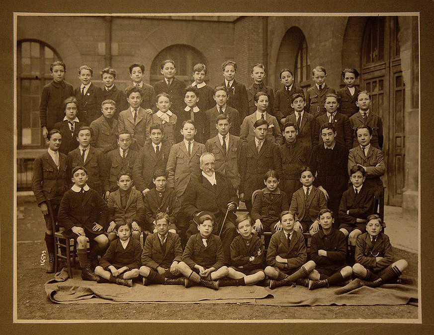 L'une des définitions du mot «génération» insiste sur l’homogénéité de destin que traduit le fait d’être né une année plutôt qu’une autre. (Photo de classe vers 1920/1930, Lycée Voltaire, Paris).