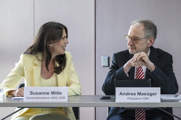 Die Generaldirektorin der SRG, Susanne Wille, links, und der Praesident des Verlegerverband Schweizer Medien, VSM, Andrea Masueger, rechts, anlaesslich einer Medienkonferenz beim Swiss Media Forum vom ...