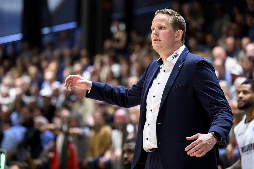 L'entraineur de Fribourg Thibaut Petit lors du deuxieme match de la finale de play-off messieurs de la Swiss Basketball League, SBL, entre Fribourg Olympic Basket (FOB) et Lions de Geneve (LDG) c ...