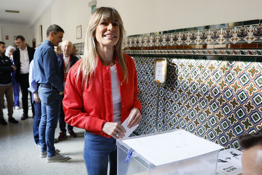 epa11398965 Begona Gomez (C), wife of Spanish Prime Minister, Pedro Sanchez (3L), casts her ballot for EU Parliament election at a polling station in Madrid, Spain, 09 June 2024. More than 38 million  ...