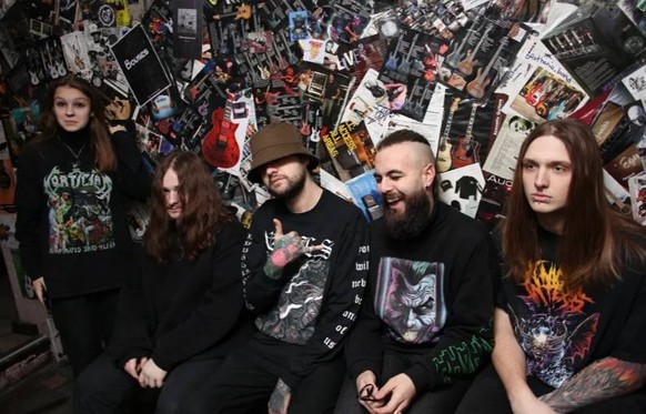 Pacha (deuxième en partant de la droite) avec ses camarades de groupe de SHPAK