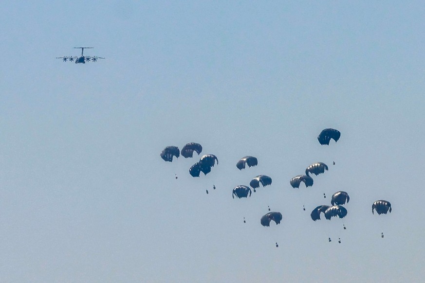 Un avion de transport militaire de l&#039;armée de l&#039;air allemande largue des palettes d&#039;aide humanitaire au-dessus de Nuseirat, dans le centre de la bande de Gaza, le 4 août.