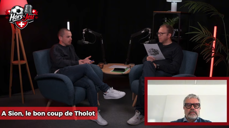 Valentin Schnorhk (à gauche) et Laurent Antonioli, sur le plateau, sont les co-fondateurs et animateurs de Hors-Jeu. Steve Guillod (en médaillon) intervient comme consultant.