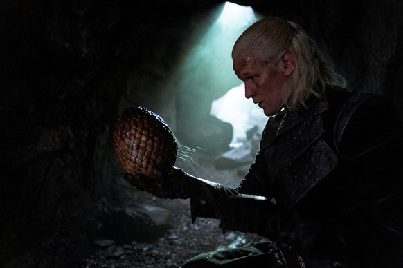 Daemon Targaryen trouve un œuf de dragon.