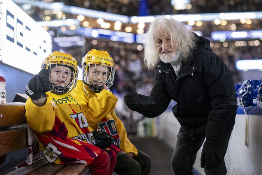 Hubert Audriaz, Kuenstler, Maler und Gotteron Legende, rechts, betreut die PostFinance Einlaufkids, vor dem Spiel der Eishockey National League zwischen Fribourg-Gotteron, HCFG, und dem EV Zug, EVZ, v ...