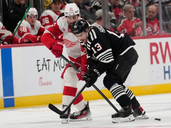 Nico Hischier a inscrit un but et un assist pour les New Jersey Devils face aux Red Wings et est pour l&#039;heure le meilleur marqueur suisse de NHL cette saison.