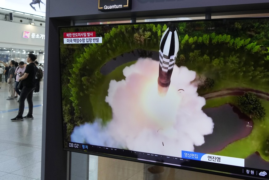 A Séoul, un écran de télévision montre une image du nouveau lancement d'un missile nord-coréen.
