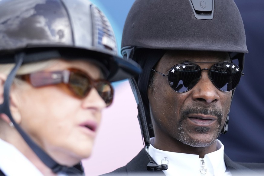 Snoop Dogg and Martha Stewart watch the dressage team Grand Prix final, at the 2024 Summer Olympics, Saturday, Aug. 3, 2024, in Versailles, France. (AP Photo/Mosa'ab Elshamy)