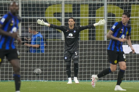 Inter Milan's goalkeeper Yann Sommer, center, during a Serie A soccer match between Inter Milan and Monza at Milan's San Siro stadium, Saturday, Aug.19, 2023. (AP Photo/Luca Bruno)