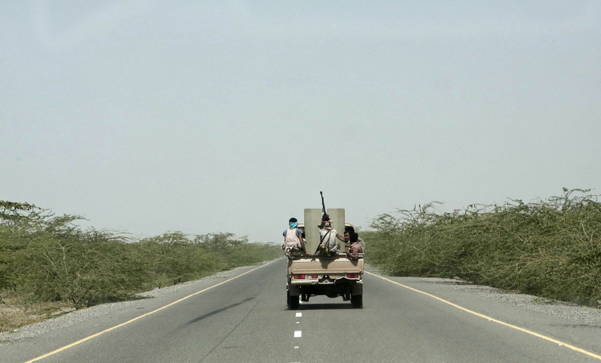 Les forces soutenues par l'Arabie saoudite se déplacent dans leur véhicule, à Hodeida.