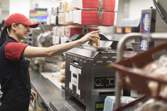 An employee works in the kitchen of a McDonald&amp;#039;s restaurant in Hinwil, Canton of Zurich, Switzerland, on January 25, 2017. (KEYSTONE/Gaetan Bally)