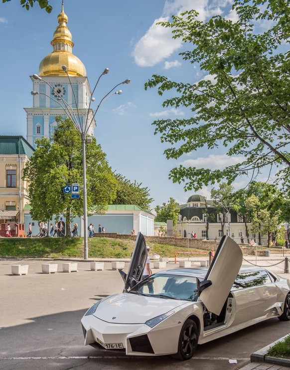 Une limousine Lamborghini au pied du monastère Saint-Michel-au-Dôme-d'Or à Kiev. Nous sommes en 2010.