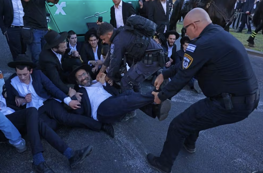 Des dizaines de juifs ultra-orthodoxes ont pris d’assaut mercredi soir la maison du vice-président de la Cour suprême, Noam Sohlberg, pour protester contre la conscription.