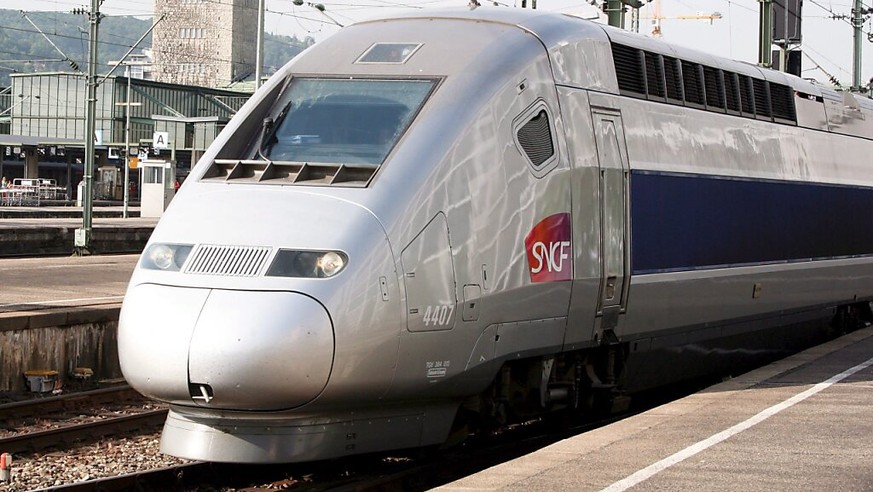 Coup de feu dans un TGV Annecy-Paris: comment tout a dégénéré. Un policier en civil, aidé de quelques passagers, a réussi jeudi à maîtriser un homme armé d&#039;un couteau dans un TGV Annecy-Paris.