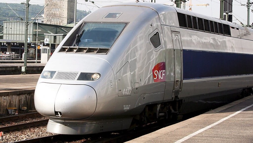 Coup de feu dans un TGV Annecy-Paris: comment tout a dégénéré. Un policier en civil, aidé de quelques passagers, a réussi jeudi à maîtriser un homme armé d'un couteau dans un TGV Annecy-Paris.