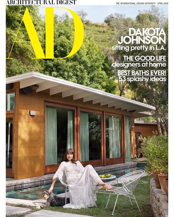 L'actrice devant sa maison, au printemps 2020.