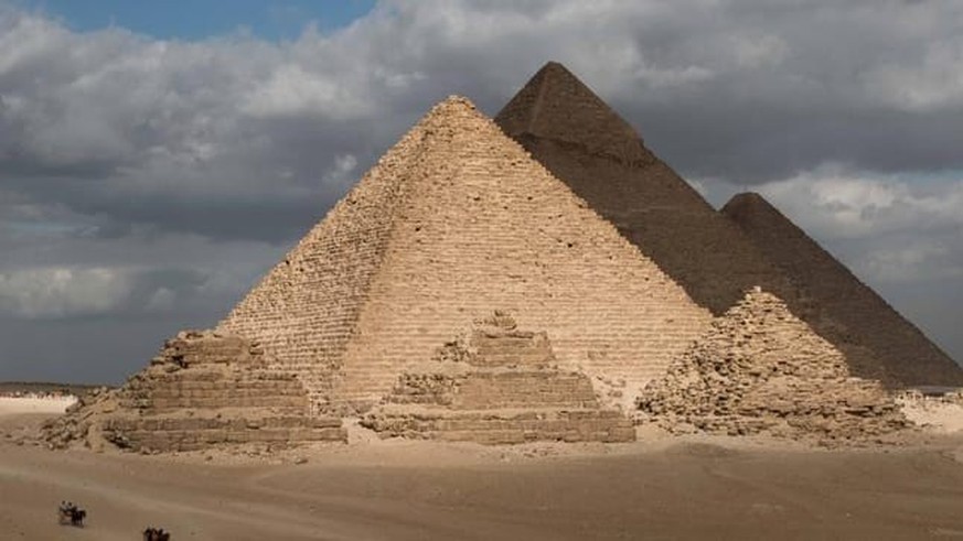 Les pyramides de Gizeh, en Égypte (image d&#039;archive). Apparemment, le matériel nécessaire à cette construction a été livré via une rivière qui a maintenant été découverte.