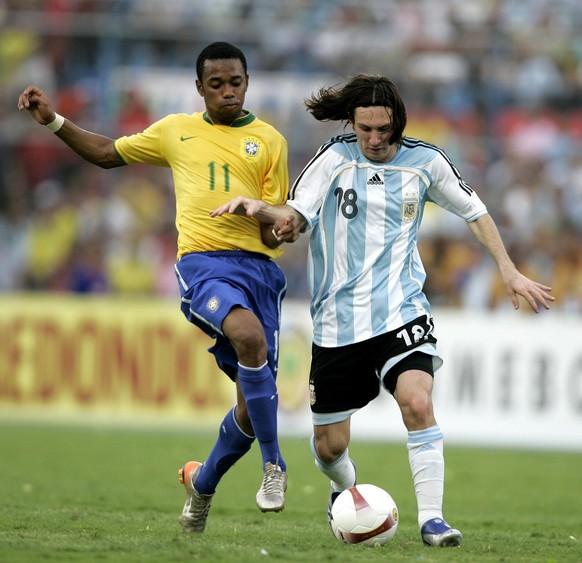 Brazil&#039;s Robinho, left, and Argentina&#039;s Lionel Messi fight for the ball during the Copa America final game in Maracaibo, Venezuela, Sunday, July 15, 2007. (AP Photo/Natacha Pisarenko)