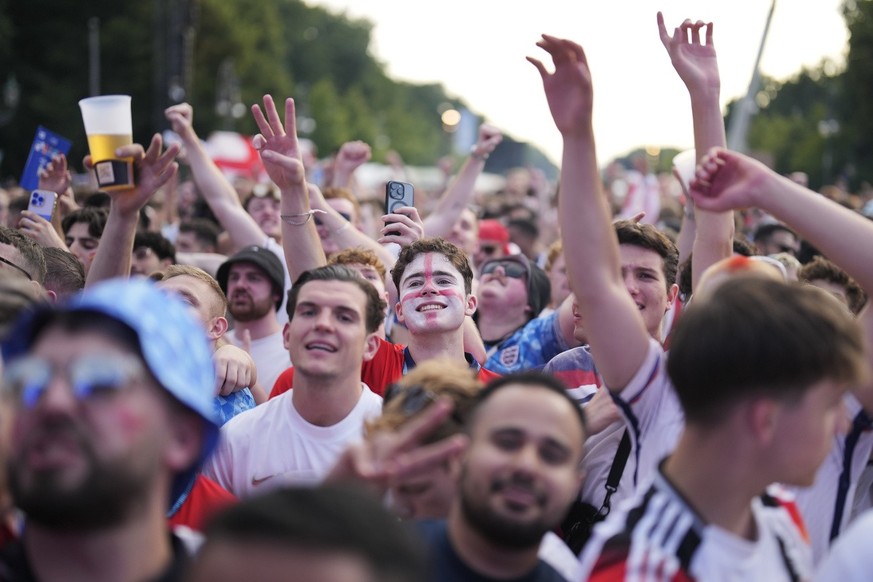 Fans wait for the start of the final match between Spain and England at the Euro 2024 soccer tournament, at a fan zone in Berlin, Germany, Sunday, July 14, 2024. (AP Photo/Markus Schreiber)