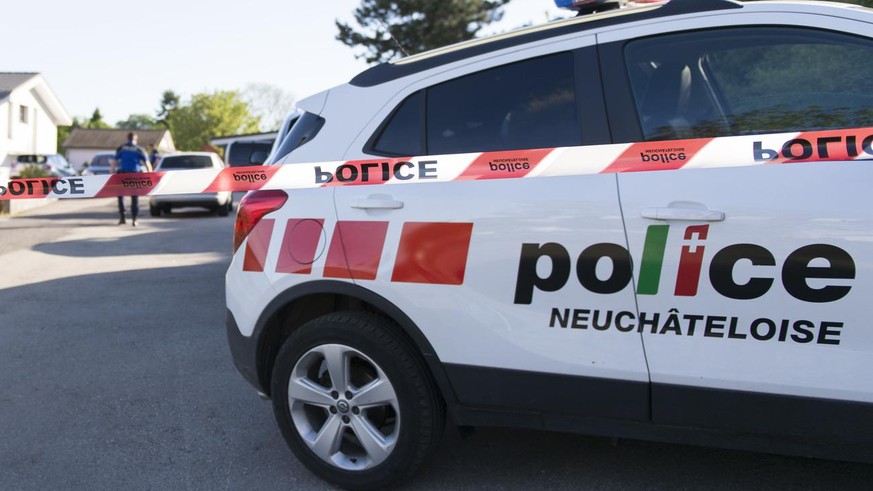 La police bloque l&#039;acces au domicile du chef de la police judiciaire du canton de Neuchatel, Olivier Gueniat, ou il a ete retrouve decede en debut d&#039;apres-midi, photographie ce lundi 15 mai  ...