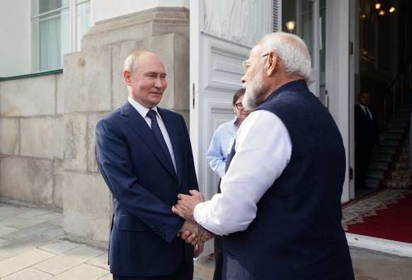 epa11468748 Russian President Vladimir Putin (L) sees off Indian Prime Minister Narendra Modi (R) after a meeting at the Kremlin in Moscow, Russia, 09 July 2024. Narendra Modi is on his two days offic ...