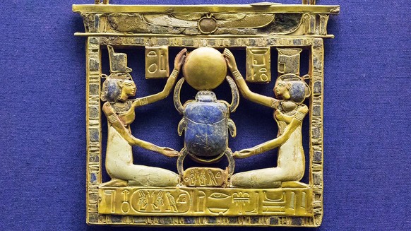 Ornements funéraires d’un roi égyptien: Isis et Nephtys protègent le dieu scarabée.