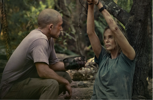 Charlize Theron et Taron Egerton dans Apex.