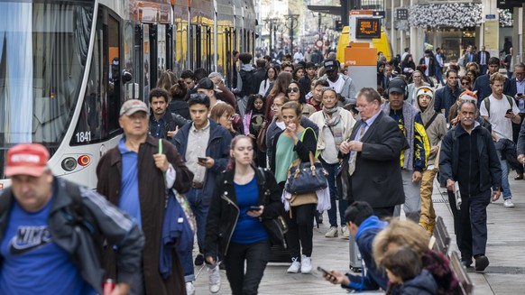 Des personnes attendent de pouvoir monter ou descendent du tram pour aller chercher une autre correspondance a un arret dans les rue basses, lors de la journee de greve du personnel des Transports pub ...