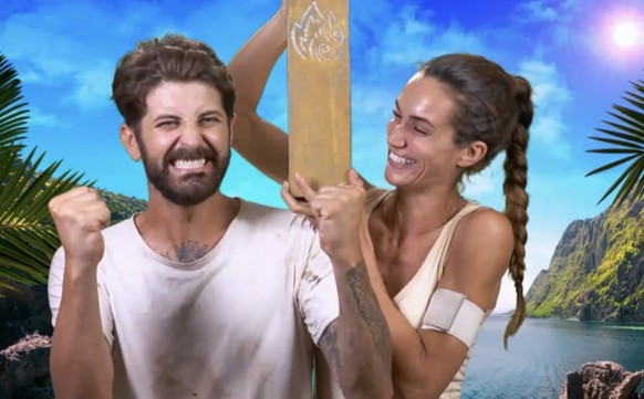 Les gagnants et leur trophée, un plot en bois.