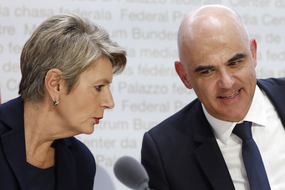 Swiss Finance Minister Karin Keller-Sutter, left, and Swiss Federal President Alain Berset discuss during a press conference, on Sunday, 19 March 2023 in Bern. Switzerland&#039;s largest bank UBS agre ...