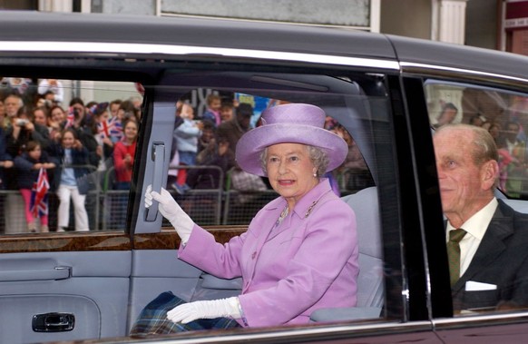 LONDON, UNITED KINGDOM - JUNE 06: Queen Elizabeth Ll Leaving The Highgate Hill Murugan Hindu Temple In Archway In Her New Bentley State Limousine Car With Prince Philip. This Is The Queen&#039;s First ...