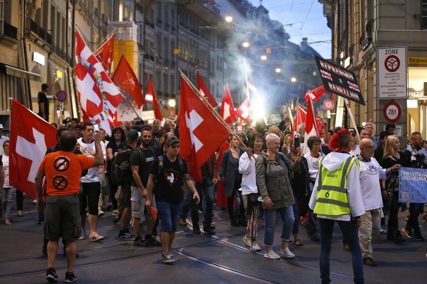 Demonstranten protestieren gegen die Massnahmen im Zusammenhang mit dem Coronavirus, am Donnerstag, 9. September 2021 in Bern. (KEYSTONE/Peter Klaunzer)