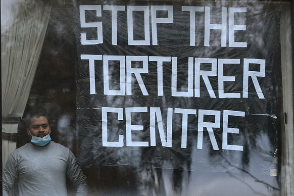 Le message d'un réfugié à sa fenêtre: «Fermez le centre de torture».
