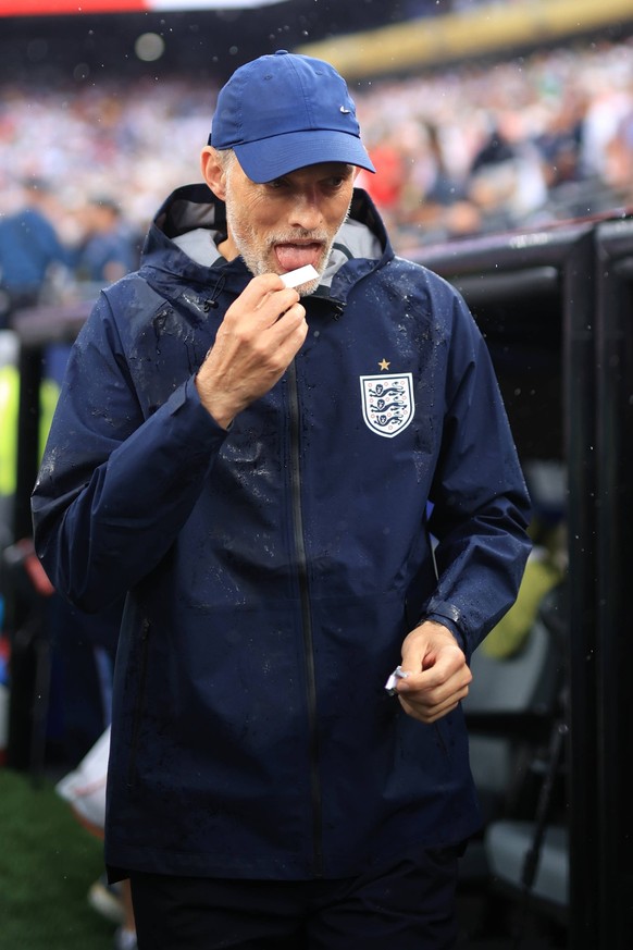 Panama v England: Group L - FIFA World Cup, WM, Weltmeisterschaft, Fussball 2026 EAST RUTHERFORD, NEW JERSEY - JUNE 27: England coachThomas Tuchel putting chewing gum into his mouth during the FIFA Wo ...