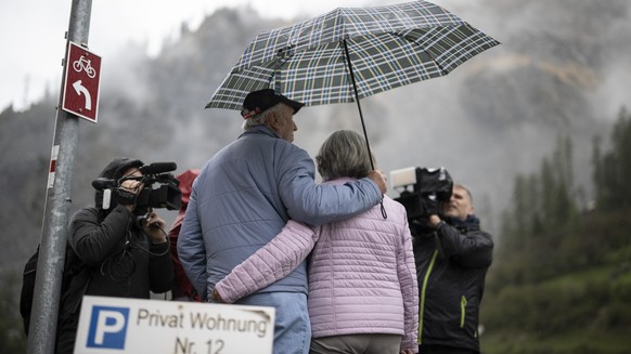 Medienschaffende filmen die im Dorf aufgewachsene, aber auswaerts wohnhafte Anna Bergamin und Lebenspartner Walter Veraguth, die vom Dorf Abschied nehmen, an einer Medienbegehung im Dorf unter dem &qu ...