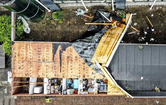 Une vue aérienne des dégâts après qu&#039;une tornade a frappé Zierikzee, Pays-Bas, 27 juin 2022. Une tornade a causé d&#039;importants dégâts à Zierikzee, tels que des tuiles soufflées des maisons et ...