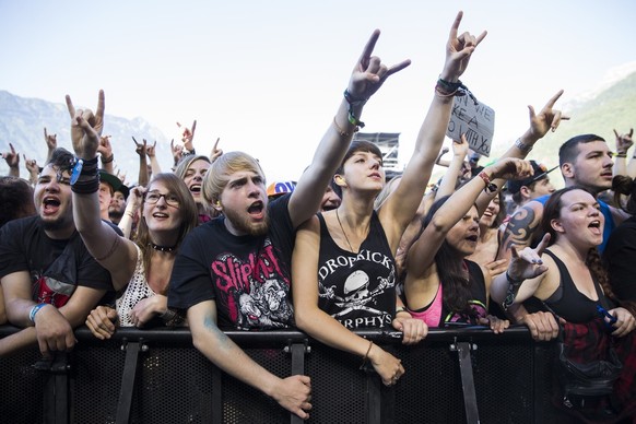 Fans cheer during the performance of Canadian punkrock band &quot;Sum 41&quot; at the Greenfield Openair Festival, Thursday, June 8, 2017, in Interlaken, Switzerland. (KEYSTONE/Peter Klaunzer)