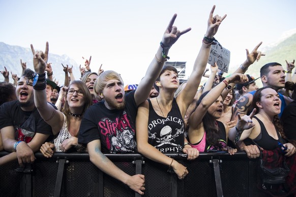 Fans cheer during the performance of Canadian punkrock band "Sum 41" at the Greenfield Openair Festival, Thursday, June 8, 2017, in Interlaken, Switzerland. (KEYSTONE/Peter Klaunzer)