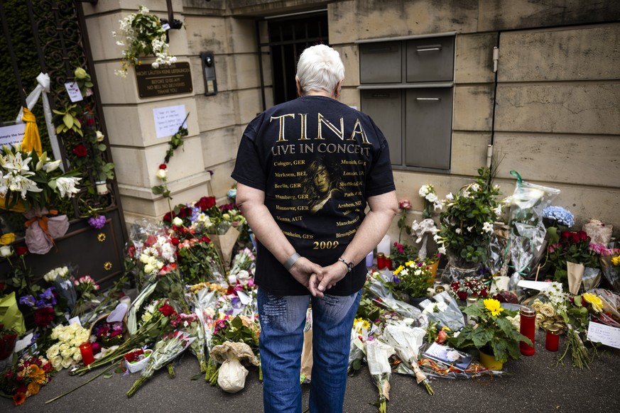 epa10653181 Mourners pay their respect at the gate of the villa of late singer and stage performer Tina Turner in Kuesnacht, Switzerland, 25 May 2023. Turner died on 24 May at the age of 83 near Zuric ...