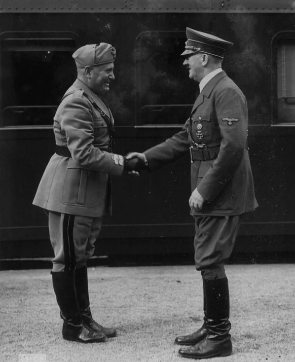 Benito Mussolini suscita l’admiration d’une partie de la Suisse, mais également une vive inquiétude, en particulier après son pacte avec Adolf Hitler.
https://commons.wikimedia.org/wiki/File:Hitler_an ...