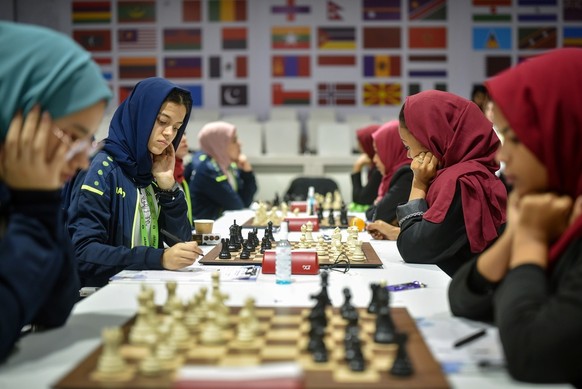 epa10098500 Women concentrate on the chessboard during a Round 2 match at the 44th Federation Internationale des Echecs (FIDE) Chess Olympiad 2022, in the coastal town of Mahabalipuram, near Chennai,  ...