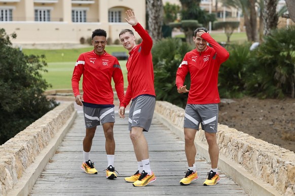 Dan Ndoye, Michel Aebischer und Remo Freuler posieren nach einer Medienkonferenz am Donnerstag, 21. Maerz 2024 in Cartagena, Spanien. Die Schweizer Fussball Nationalmannschaft befindet sich vom 18.3.2 ...