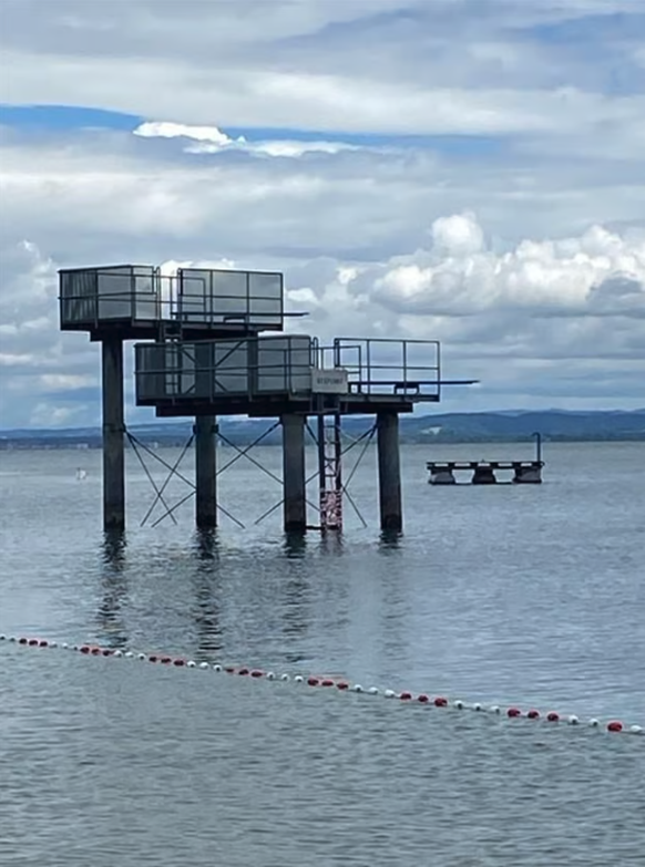 Le plongeoir est fermé car le niveau d'eau du lac de Constance est trop bas.