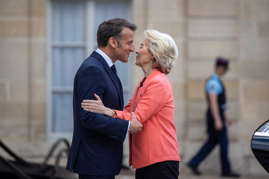 epa12074870 French President Emmanuel Macron (L) welcomes European Commission President Ursula von der Leyen (R) ahead of a working lunch at the Elysee Palace in Paris, France, 05 May 2025. Von der Le ...